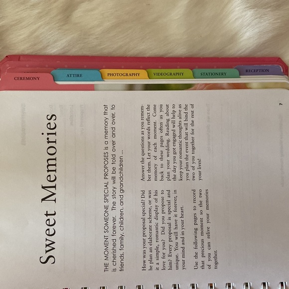 Absolutely beautiful wedding planning book 💒 - Picture 4 of 6